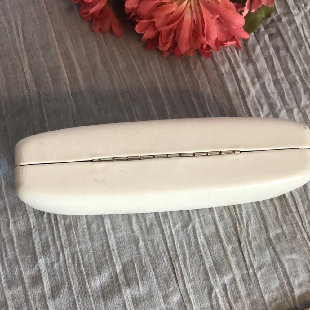 JUICY COUTURE white hard shell clam shell close sunglasses eyeglasses ca…